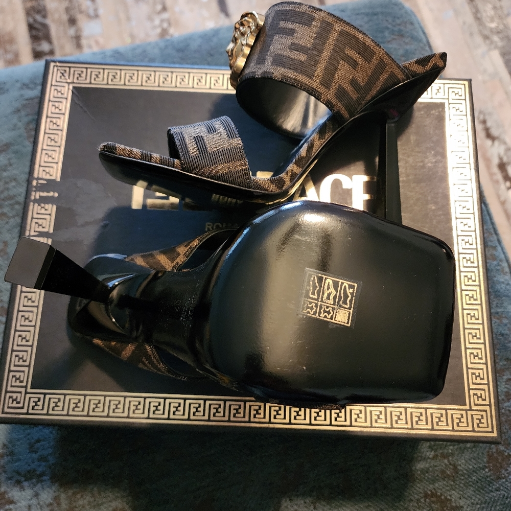 ‼️SOLD‼️Fendace Heels - Picture 3 of 12